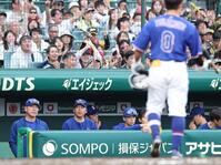 ９回、辻本（０）がバント失敗し、ベンチで厳しい表情の井上監督（左）ら（撮影・西田忠信）