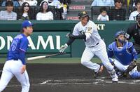 １回、適時打二塁打を放つ森下（撮影・飯室逸平）