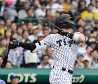 １回、中越えに同点適時三塁打を放つ佐藤輝（撮影・山口登）