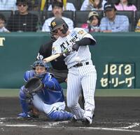 １回、適時二塁打を放つ森下（撮影・飯室逸平）