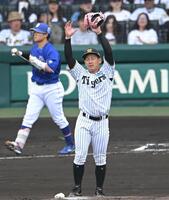 １回、押し出しで２点目を許す伊原（撮影・飯室逸平）