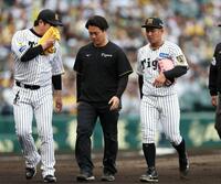 ２回途中、マウンドを降りる伊原（右）＝撮影・山口登