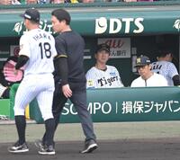 ２回途中で伊原（１８）を交代させる藤川監督（撮影・飯室逸平）