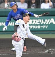 ２回、石伊に逆転２ランを許す伊原（撮影・飯室逸平）