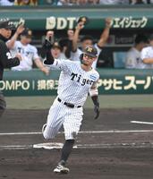 ７回、５号ソロを放ちダイヤモンドを回る阪神・佐藤輝明＝甲子園（撮影・飯室逸平）