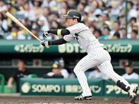 ６回、勝ち越し適時打を放つ近本（撮影・田中太一）