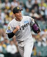 ６回、無失点に抑えベンチに戻る湯浅（撮影・山口登）