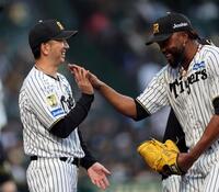 中日に３連勝し笑顔でドリスとタッチする藤川監督（撮影・山口登）