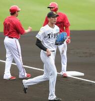 初回、いきなりピンチを招いた今朝丸（撮影・坂部計介）