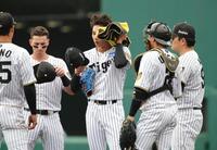 ２回、集中打を浴び、マウンドで汗を拭う今朝丸（撮影・坂部計介）