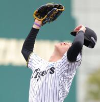 ６回、岸本に２者連続となる押し出しの四球を与え、汗を拭う及川（撮影・坂部計介）