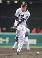 ８回、末包の打球を足に受けた津田（撮影・坂部計介）