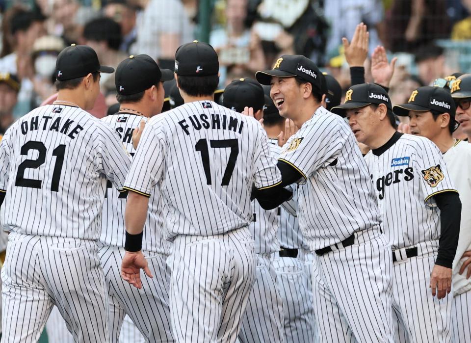 ナインを迎える藤川監督（撮影・田中太一）