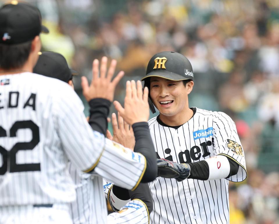 ４回、坂本の同点打で生還した木浪（撮影・西田忠信）