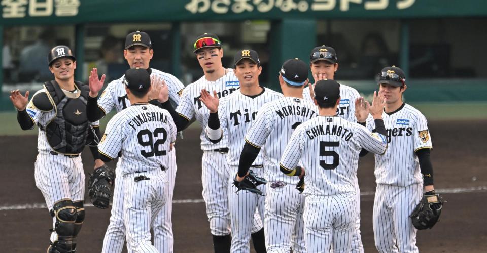 勝利のハイタッチを交わす阪神ナイン（撮影・飯室逸平）