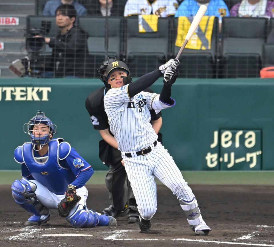 　７回、同点二塁打を放つ森下（撮影・飯室逸平）