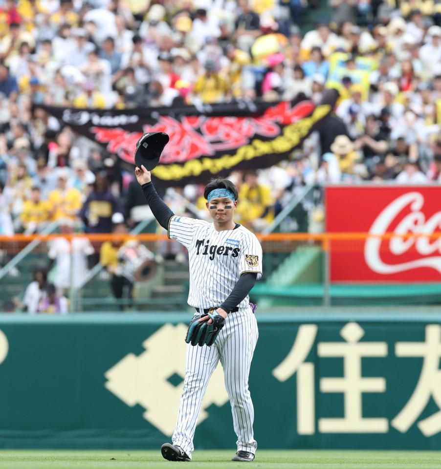 ３回に先制打を放ち、スタンドの声援に応える森下（撮影・西田忠信）