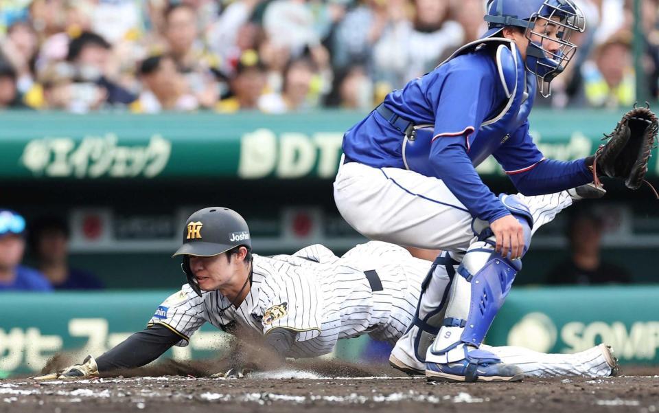 　７回、森下の適時二塁打で生還する中野（撮影・西田忠信）