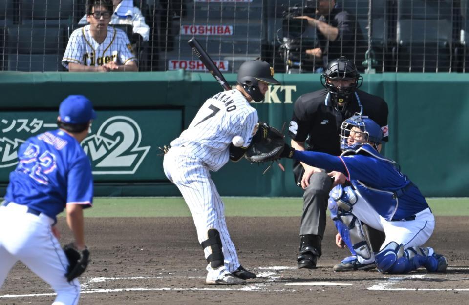 ３回、死球を受ける中野（撮影・飯室逸平）