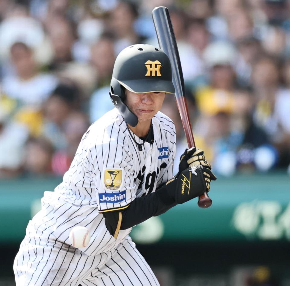 ３回、死球を受ける中野（撮影・田中太一）