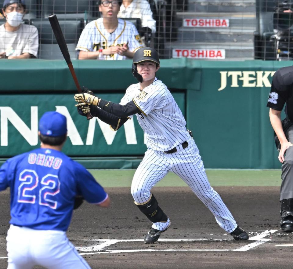 １回、中前打を放つ中野（撮影・飯室逸平）