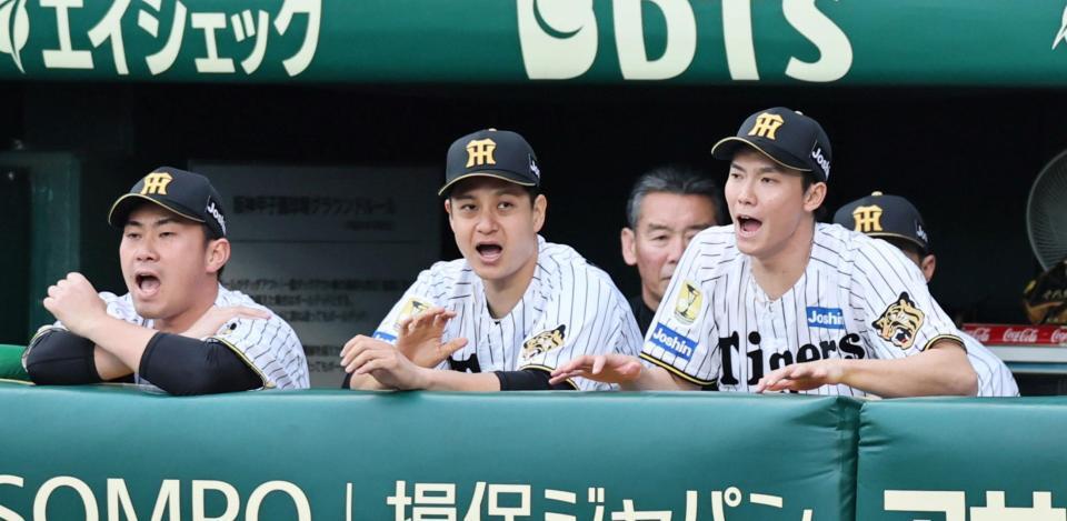 チームの勝利に喜ぶ（右から）湯浅、大竹、桐敷（撮影・田中太一）