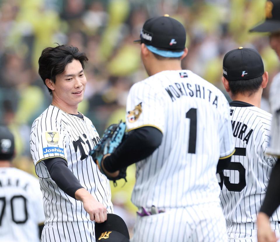 ７回を無失点に抑え、ナインを迎える湯浅（左）＝撮影・西田忠信