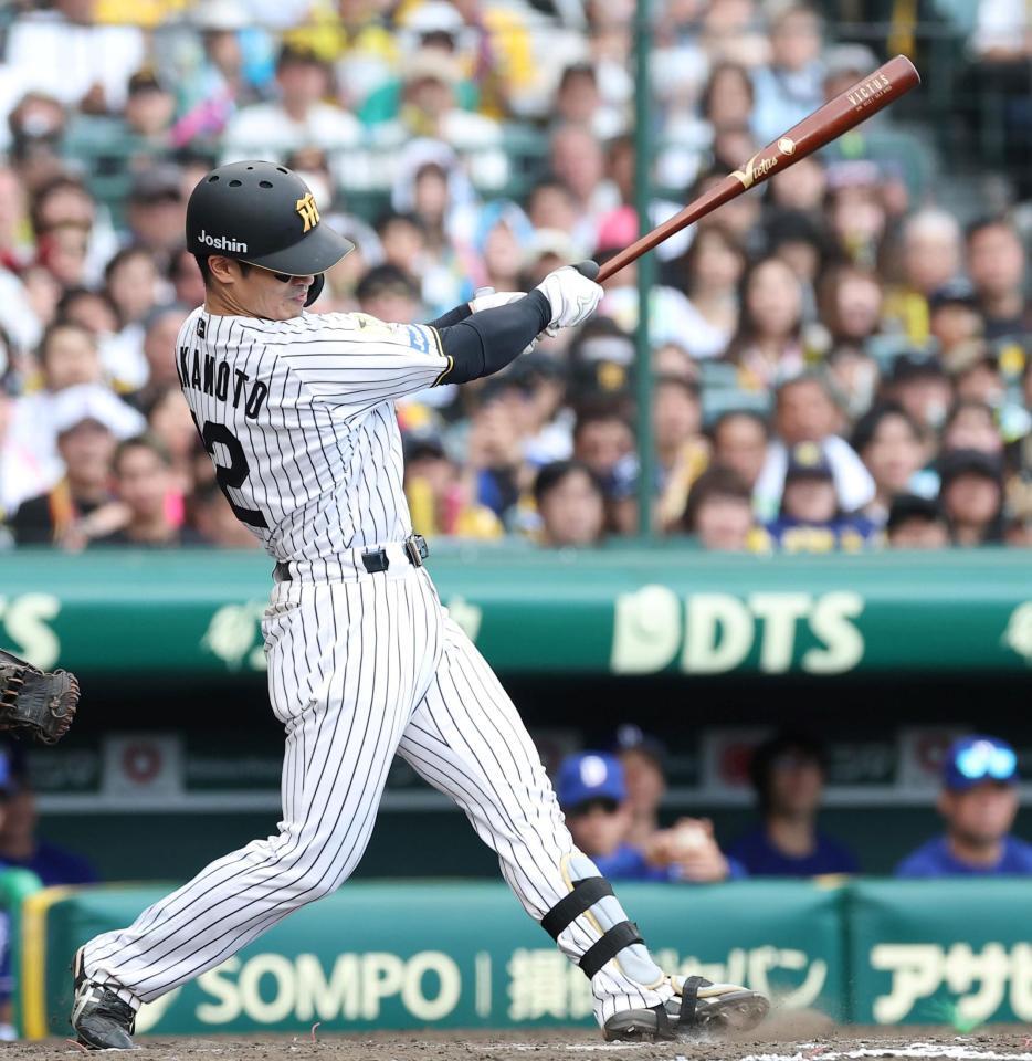 ４回、同点打を放つ坂本（撮影・西田忠信）