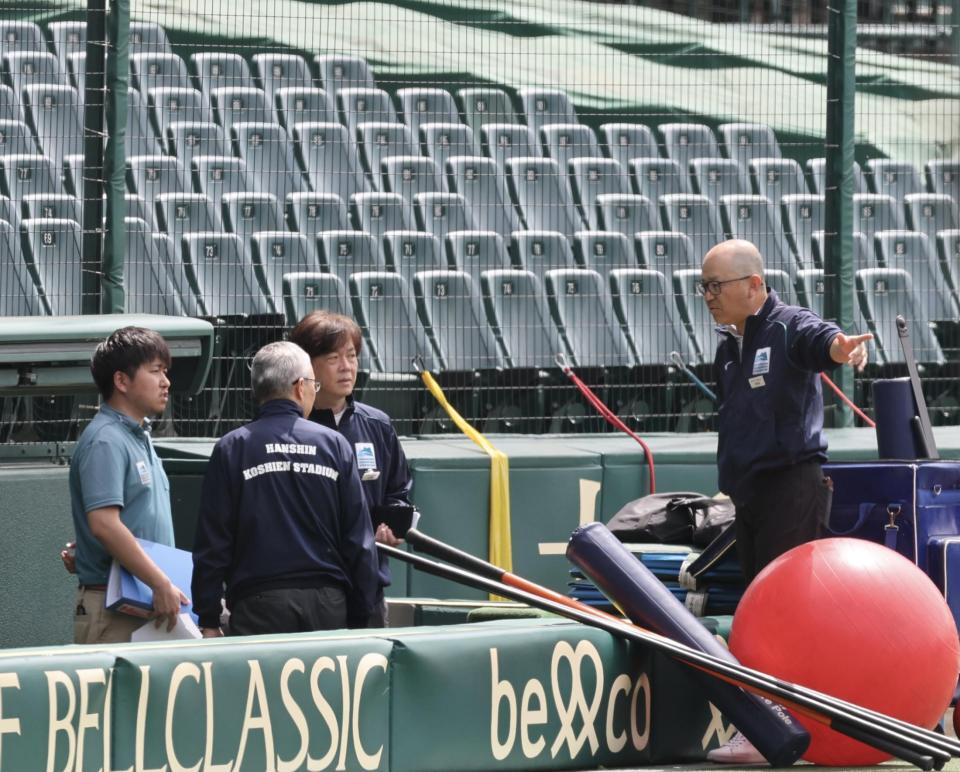 福永が落下した場所を確認する球場関係者（撮影・山口登）