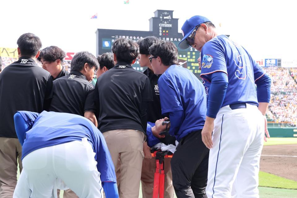 ３回、担架で運ばれる福永。右は心配する井上監督（撮影・田中太一）