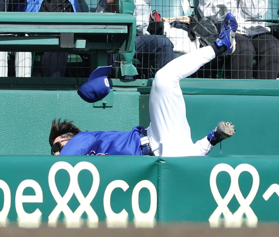 ３回、佐藤輝の飛球を追ってカメラ席に転落する福永（撮影・西田忠信）