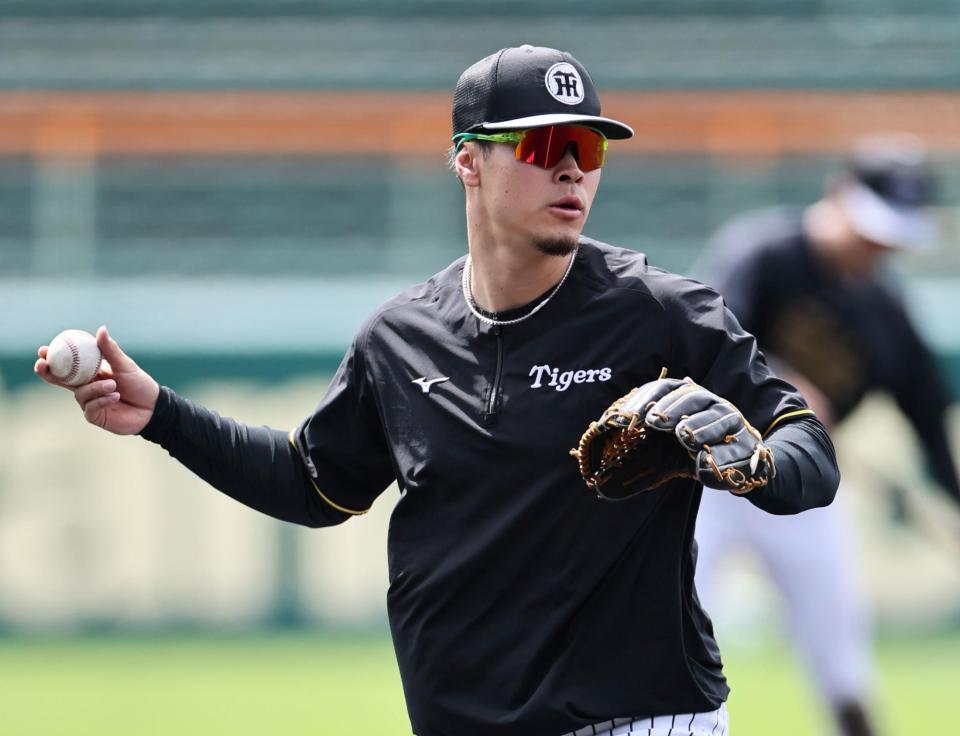 守備練習をする佐藤輝（撮影・田中太一）