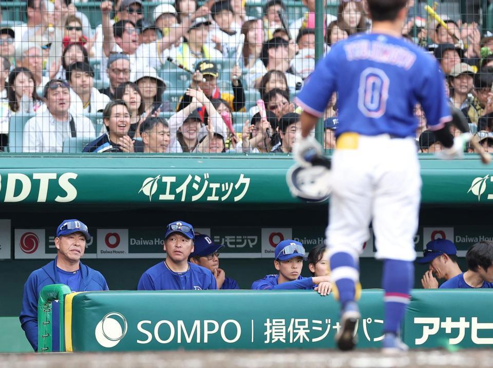 ９回、辻本（０）がバント失敗し、ベンチで厳しい表情の井上監督（左）ら（撮影・西田忠信）