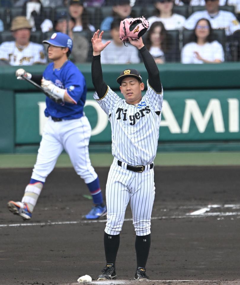 １回、押し出しで２点目を許す伊原（撮影・飯室逸平）