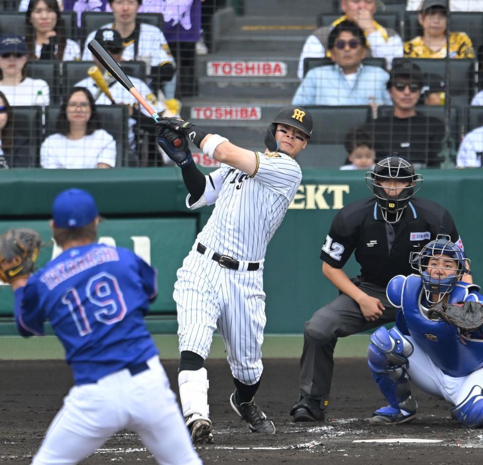 １回、高橋宏（１９）から同点三塁打を放つ佐藤輝（撮影・飯室逸平）