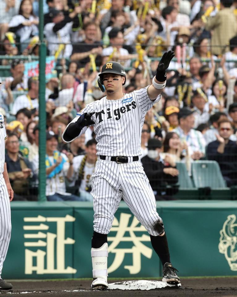 １回、三塁打を放ちベンチにポーズ送る佐藤輝（撮影・山口登）