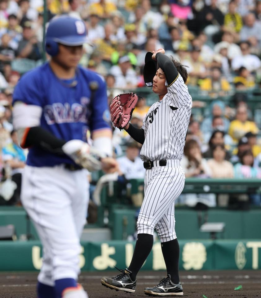 １回、伊原は村松に押し出し四球を与える（撮影・山口登）