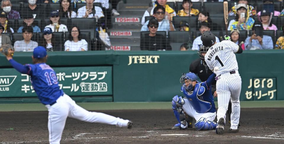 ５回、死球を受ける森下（撮影・飯室逸平）