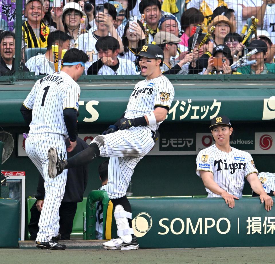 ７回、５号ソロを放ち森下と喜び合う佐藤輝（撮影・飯室逸平）