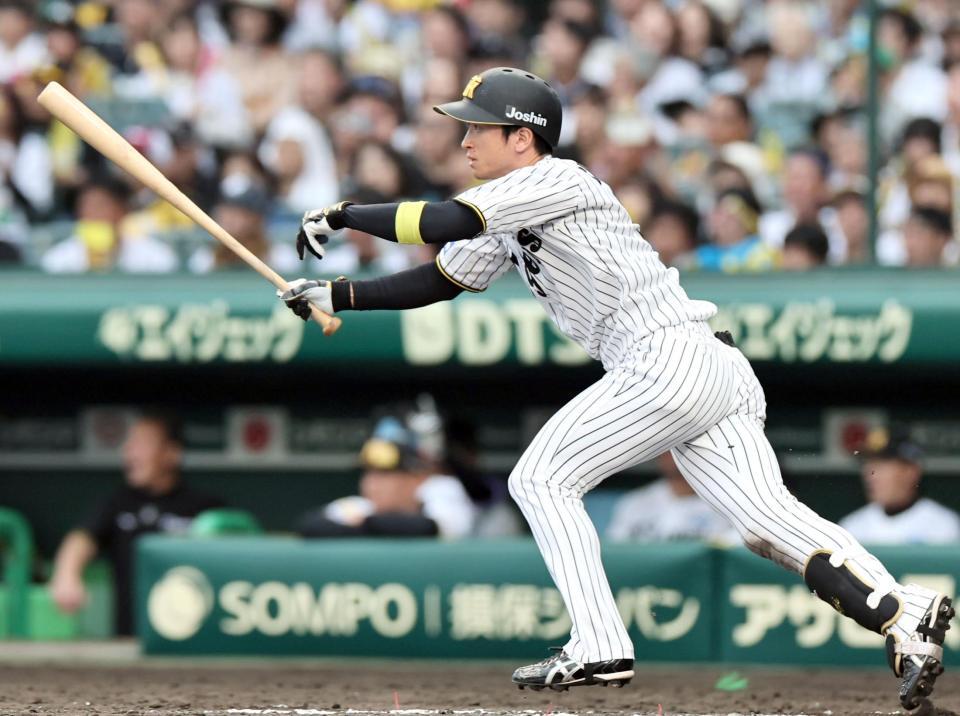 ６回、勝ち越し適時打を放つ近本（撮影・田中太一）