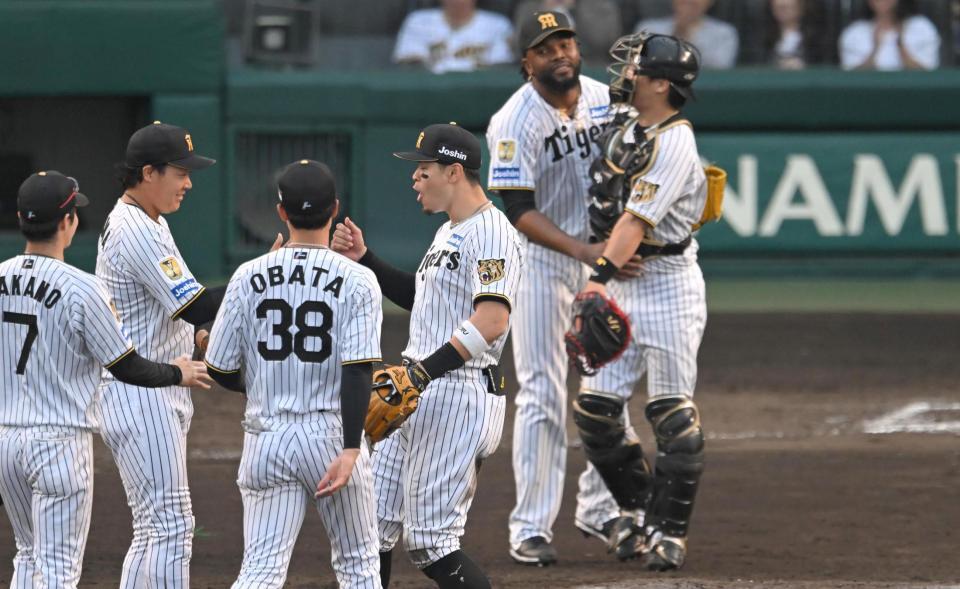 勝利を喜ぶ佐藤輝、大山ら阪神ナイン（撮影・飯室逸平）