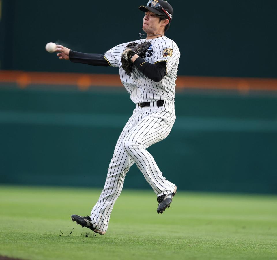 ９回、中野は高橋周の打球を好捕し一塁アウトにする（撮影・山口登）