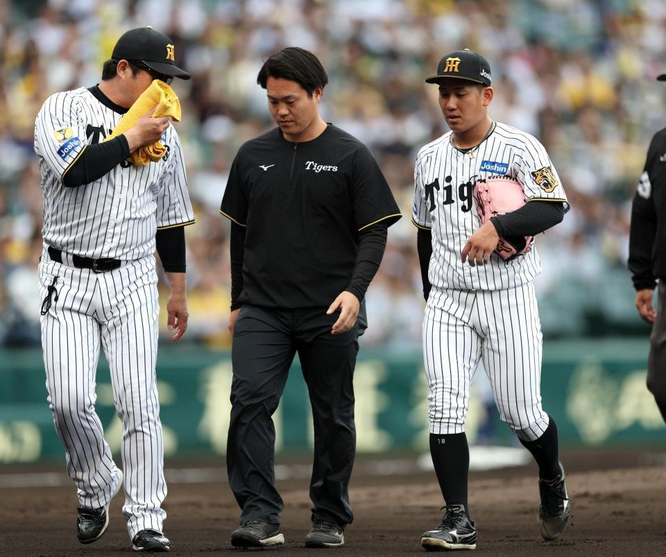 ２回途中、マウンドを降りる伊原（右）＝撮影・山口登