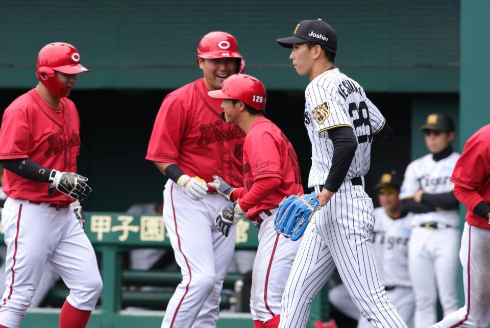 ４回、１０失点となり呆然とマウンドに戻る今朝丸（撮影・坂部計介）