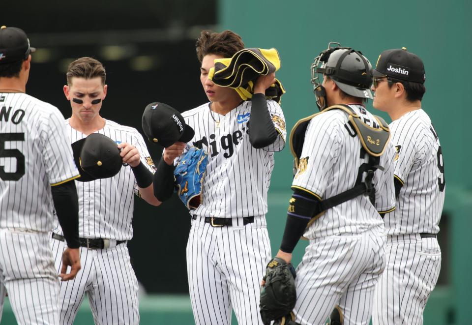 ２回、集中打を浴び、マウンドで汗を拭う今朝丸（撮影・坂部計介）