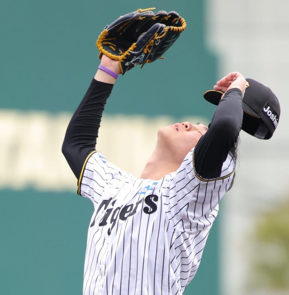 ６回、岸本に２者連続となる押し出しの四球を与え、汗を拭う及川（撮影・坂部計介）