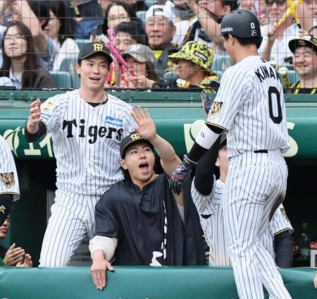 ６回、生還した木浪を迎える（左から）湯浅と工藤（撮影・田中太一）