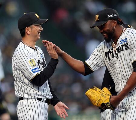 中日に３連勝し笑顔でドリスとタッチする藤川監督（撮影・山口登）