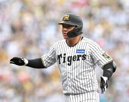 ５回、同点適時打を放ち手を叩く大山（撮影・山口登）