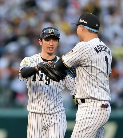 中日に３連勝し、森下とタッチする近本（左）＝撮影・山口登